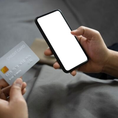 Țeapă pe OLX. Un tânăr din Roman a vrut să vândă un telefon pe internet, dar a rămas fără bani pe card