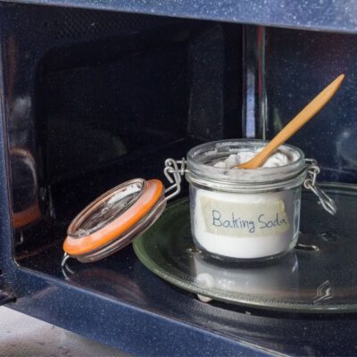 A pus bicarbonat de sodiu în cuptorul cu microunde. Gospodina a fost șocată după doar 3 minute. Efectul este uluitor!