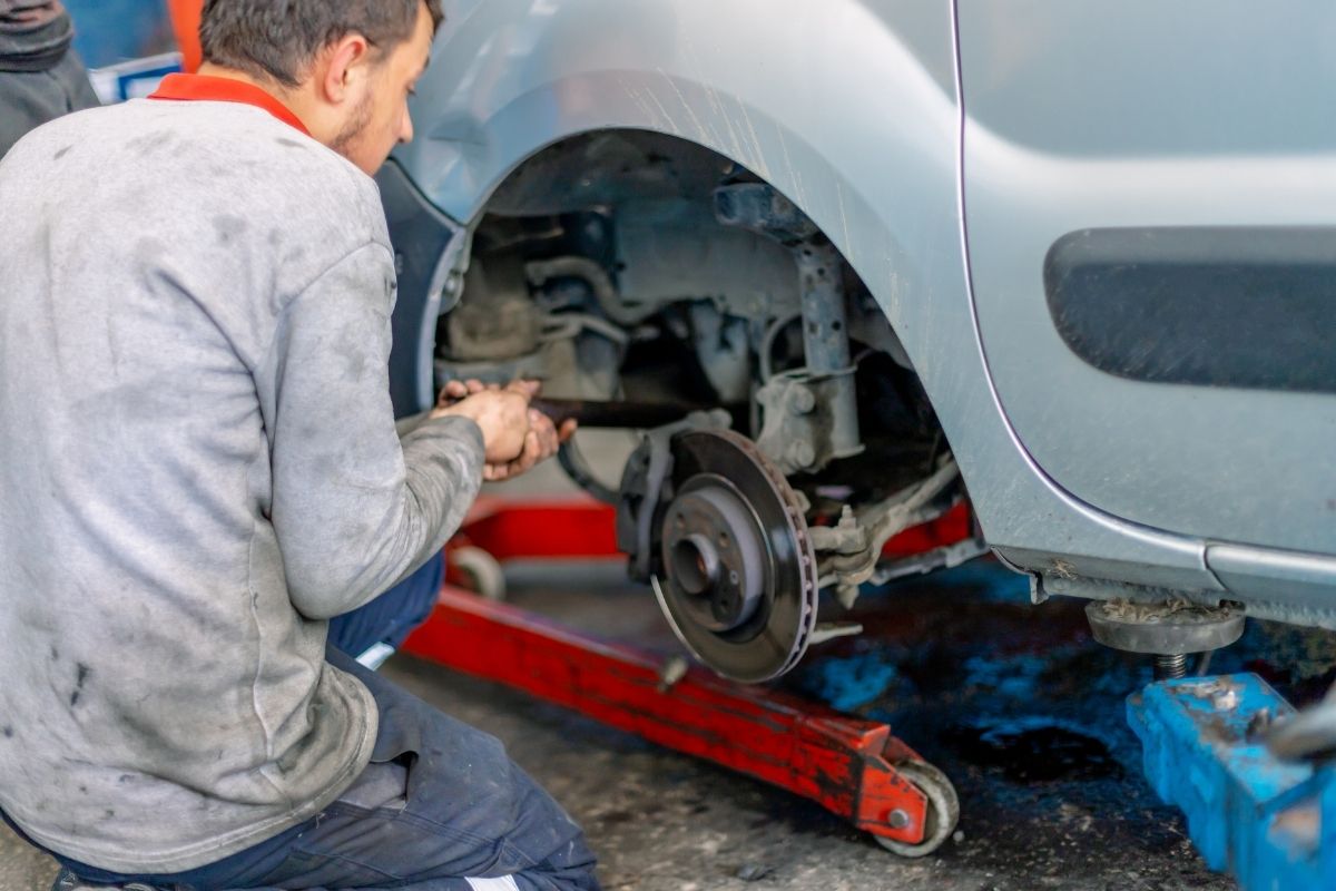 Ce se întâmplă dacă pui pe mașină o roată mai mare? Toți șoferii trebuie să știe asta