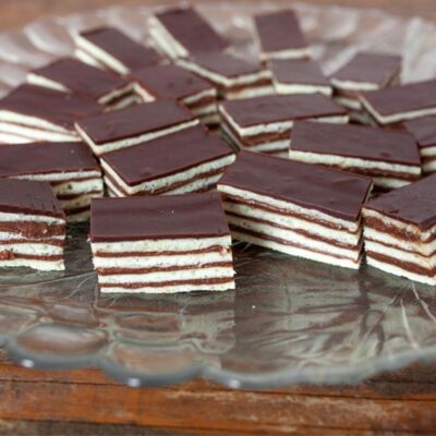 Tort de biscuiți cu ciocolată. Cea mai simplă rețetă de desert fără coacere, pentru Crăciun