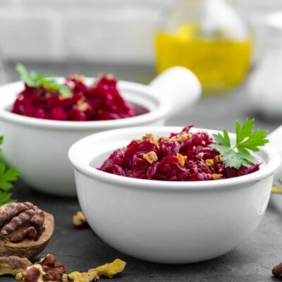Salată de sfeclă roșie cu nuci. Cea mai simplă garnitură pentru friptură