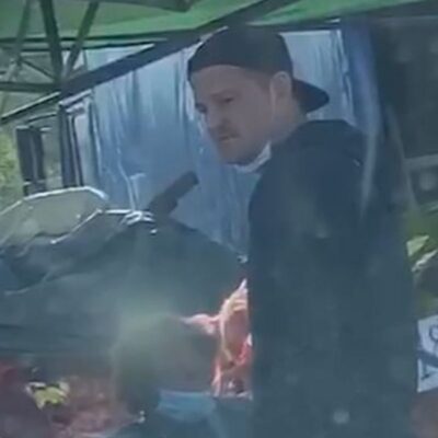 Fratele lui e faimos în toată România, dar el vinde cartofi la tarabă pentru bani