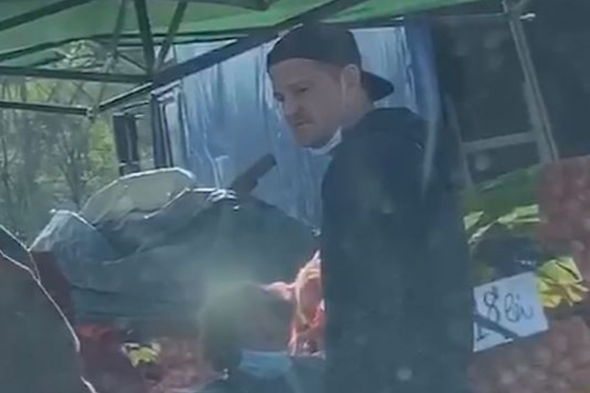Fratele lui e faimos în toată România, dar el vinde cartofi la tarabă pentru bani
