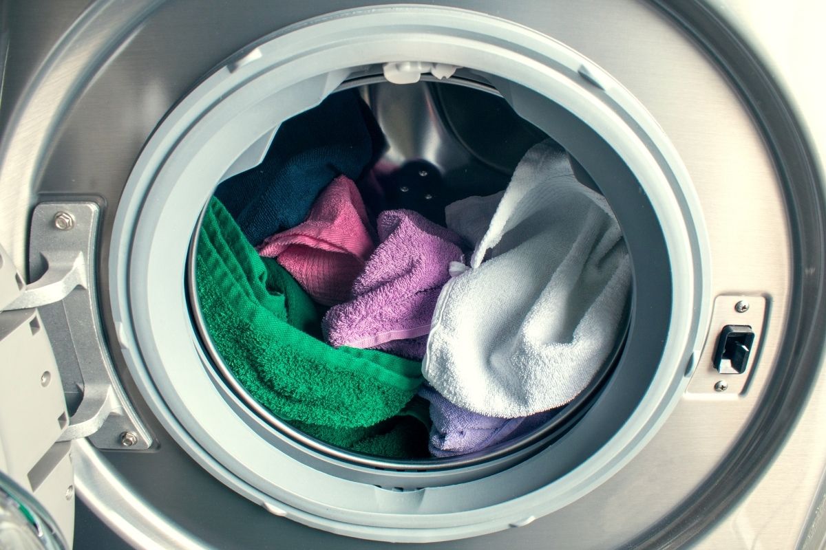 Ce se întâmplă dacă pui sare în mașina de spălat? Trucul genial pentru prosoape curate